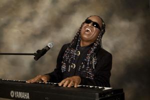 Sărbătoare în lumea muzicii! Cântărețul Stevie Wonder împlinește 65 de ani