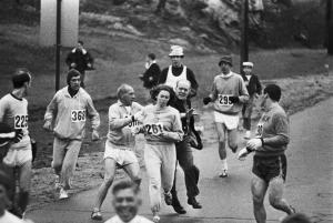 Povestea unei eroine. Katherine Switzer, prima femeie acceptată la Maratonul de la Boston!