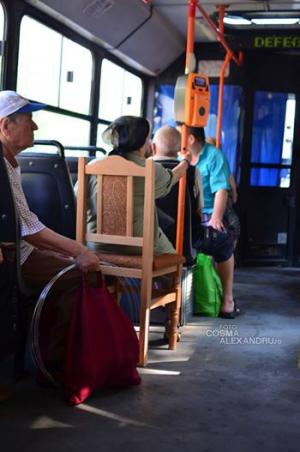 O să râzi în hohote! Cum a fost suprinsă o bătrână într-un autobuz din Bucureşti. Este imaginea anului