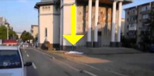 Au crezut că este un semn! Obiectul căzut din cer pe treptele unei biserici din România i-a îngenunchiat pe toţi