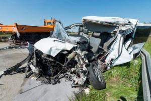 Microbuz cu români, implicat într-un accident mortal grav