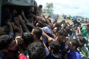 Tensiuni la 86 de kilometri de România! Confruntări violente între imigranţi şi poliţia din Ungaria