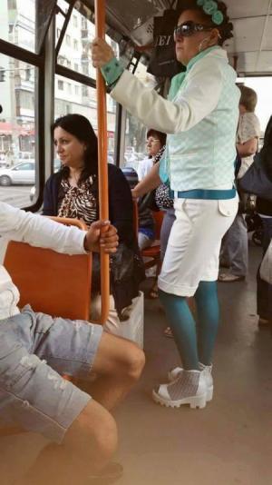 FOTO VIRAL! Cum a fost surprinsă o femeie într-un tramvai din Bucureşti