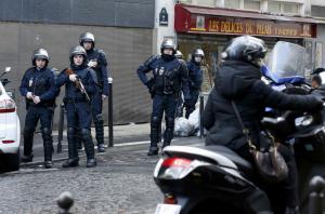 GALERIE FOTO: La un an de la atacurile asupra redacției CHARLIE HEBDO,  Parisul e din nou sub teroare. Un bărbat a fost ucis, iar traficul e blocat