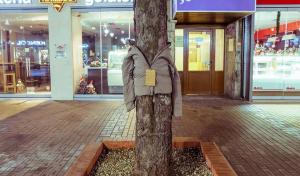 Campanie INEDITĂ: Copaci îmbrăcaţi cu haine, în Bulgaria, pentru oamenii străzii