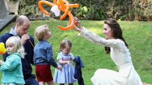 ADORABILI! Prinţul George şi prinţesa Charlotte, la joacă alături de ducii de Cambridge. Imagini care fac înconjurul lumii (GALERIE FOTO)