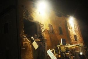 NOAPTE DE COŞMAR în Italia. Centrul ţării, ZGUDUIT de trei seisme puternice, urmate de zeci de replici. Mii de persoane au petrecut noaptea afară, în ploaie (FOTO, VIDEO)