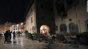NOAPTE DE COŞMAR în Italia. Centrul ţării, ZGUDUIT de trei seisme puternice, urmate de zeci de replici. Mii de persoane au petrecut noaptea afară, în ploaie (FOTO, VIDEO)