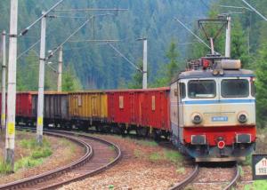 UPDATE Patru vagoane ale unui tren marfă încărcat cu azotat de amoniu au deraiat în Harghita. Traficul a fost reluat