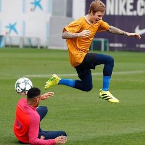 GALERIE FOTO: Justin Bieber a jucat fotbal cu vedetele echipei FC Barcelona