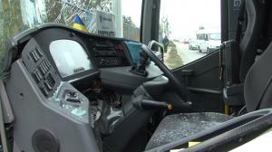 ŞOFERUL ZILEI: la Constanţa, un autocar al cărui şofer lăsase cheile în contact a luat-o la vale, a lovit un microbuz şi s-a oprit într-un stâlp (FOTO)