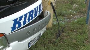 ŞOFERUL ZILEI: la Constanţa, un autocar al cărui şofer lăsase cheile în contact a luat-o la vale, a lovit un microbuz şi s-a oprit într-un stâlp (FOTO)