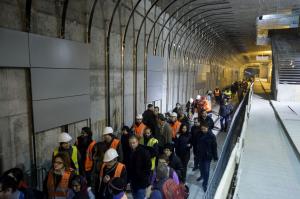 PRIMELE IMAGINI cu noile staţii de metrou din Drumul Taberei. Zeci de oameni au vrut să vadă care este stadiul lucrărilor (GALERIE FOTO)