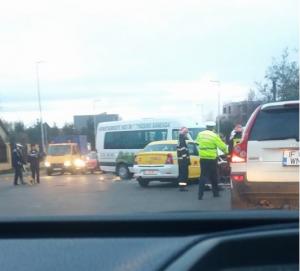 Accident în Bucureşti: un microbuz şi un taxi s-au lovit pe Şoseaua Pipera, o persoană a rămas încarcerată. Traficul e bulversat