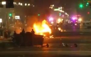 PROTESTE în SUA după victoria lui Trump: Mai multe vitrine au fost distruse şi maşini incendiate. Studenţi de la universităţi din California şi Oregon au ieşit în stradă scandând "F..k Trump" (VIDEO)