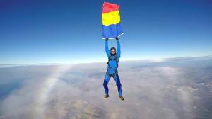 Mândru că e român, un compatriot curajos a dus drapelul românesc la cinci mii de metri înalţime deasupra Americii