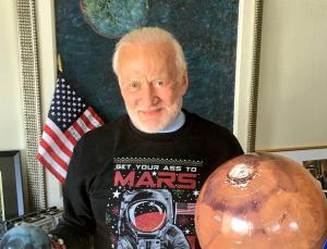 Incredibil! La 86 de ani, Buzz Aldrin, al doilea om care a păşit pe Lună, a vrut să cucerească Antarctica. El a fost evacuat de urgenţă din cauza unor probleme de sănătate
