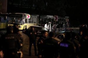 IMAGINILE DEZASTRULUI: Baie de sânge la Istanbul. Exploziile au ucis 27 de poliţişti şi 2 civili