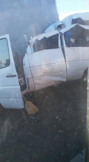 Accident grav la Vama Nădlac, un microbuz s-a zdrobit de un TIR: un mort şi un rănit