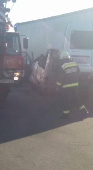 Accident grav la Vama Nădlac, un microbuz s-a zdrobit de un TIR: un mort şi un rănit