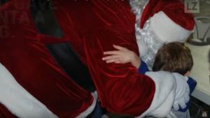MOMENT SFÂŞIETOR! Un băieţel de 5 ani, bolnav de cancer în fază terminală, moare în braţele lui Moş Crăciun (VIDEO)