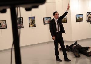 BREAKING NEWS: IMAGINI ŞOCANTE - Ambasadorul Rusiei în Turcia a fost ASASINAT într-un atac armat