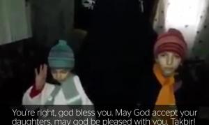 IMAGINI ŞOCANTE! Un tată jihadist, filmat cum îşi convinge fetiţele să se sinucidă. După câteva zile, una dintre copile s-a aruncat în aer!