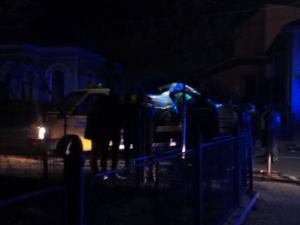 Crăciun îndoliat, în Vâlcea: un student de 19 ani a murit, iar alţi 3 tineri au fost grav răniţi într-un accident groaznic. Maşina lor s-a zdrobit de un stâlp (VIDEO)