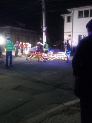 Crăciun îndoliat, în Vâlcea: un student de 19 ani a murit, iar alţi 3 tineri au fost grav răniţi într-un accident groaznic. Maşina lor s-a zdrobit de un stâlp (VIDEO)