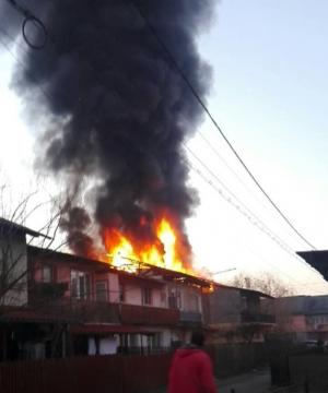 VIDEO&FOTO Incendiu violent la Tg. Jiu. Trei maşini de pompieri, la faţa locului