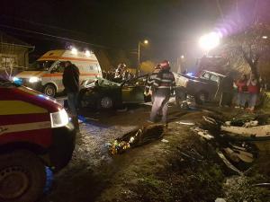 IMAGINI TERIBILE de la un accident rutier, în Arad: 2 tineri morți, 6 răniți grav, după ciocnirea frontală a două mașini