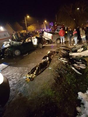 IMAGINI TERIBILE de la un accident rutier, în Arad: 2 tineri morți, 6 răniți grav, după ciocnirea frontală a două mașini