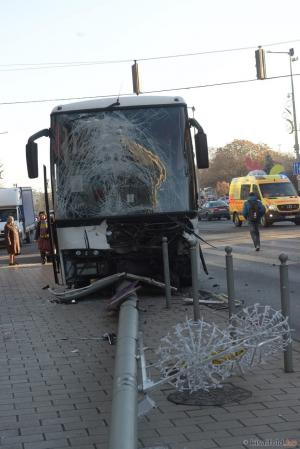 Autocar românesc, cu 46 de oameni la bord, implicat într-un accident în Ungaria. Cel puțin 4 răniți (GALERIE FOTO)