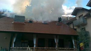 Un incendiu violent la o pensiune a distrus minivacanța unor turiști, în Caraș Severin (VIDEO)