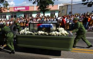 Înmormântarea lui Fidel Castro: sute de mii de cubanezi sunt așteptați să participe. Mulțimea își jelește liderul și cântă imnuri patriotice (VIDEO)