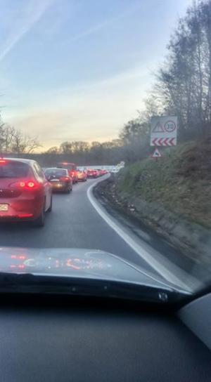 MAREA ÎNTOARCERE: aglomerație pe drumurile României, la finalul minivacanței de 1 decembrie. E trafic greu pe Valea Prahovei, dar și pe Valea Oltului