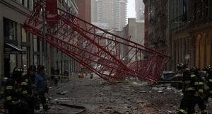 O macara s-a prăbuşit în Manhattan: Cel puţin un mort şi 15 răniţi