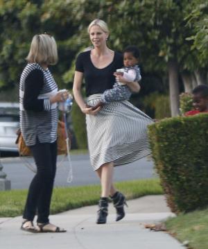 Charlize Theron, ipostaze inedite alături de cei doi copii, Jackson şi August (FOTO)