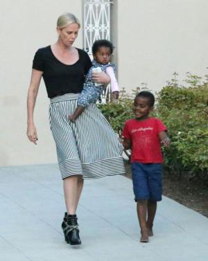 Charlize Theron, ipostaze inedite alături de cei doi copii, Jackson şi August (FOTO)