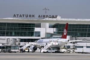 Turcia: Peste 100 de români blocaţi pe aeroportul Ataturk vor fi repatriați cu o cursă TAROM, sâmbătă seara