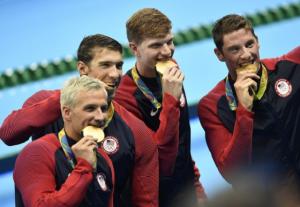 Iată de ce olimpicii îşi muşcă medaliile câştigate. Motivul este unul INCREDIBIL! (GALERIE FOTO)