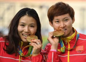 Iată de ce olimpicii îşi muşcă medaliile câştigate. Motivul este unul INCREDIBIL! (GALERIE FOTO)