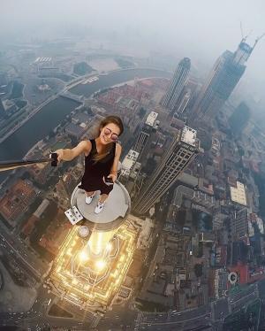 INTERZIS cardiacilor! Cele mai periculoase selfie-uri din lume sunt făcute de o rusoaică (GALERIE FOTO)