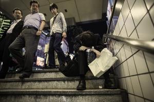 IMAGINI care fac înconjurul lumii: Angajaţi epuizaţi din Tokyo care adorm pe străzi (GALERIE FOTO)