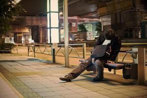 IMAGINI care fac înconjurul lumii: Angajaţi epuizaţi din Tokyo care adorm pe străzi (GALERIE FOTO)