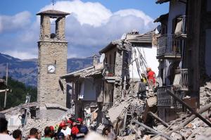 STARE DE URGENŢĂ în Italia! Regiunile grav afectate de cel mai devastator cutremur din ultimii şase ani arată ca după RĂZBOI (FOTO)