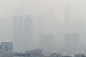 ALERTA MAXIMĂ în Singapore, din cauza poluării. Oraşul este acoperit de un nor de fum înecăcios (FOTO)