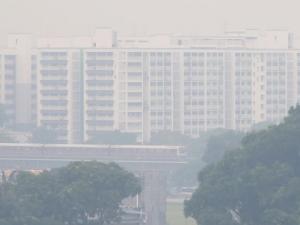 ALERTA MAXIMĂ în Singapore, din cauza poluării. Oraşul este acoperit de un nor de fum înecăcios (FOTO)