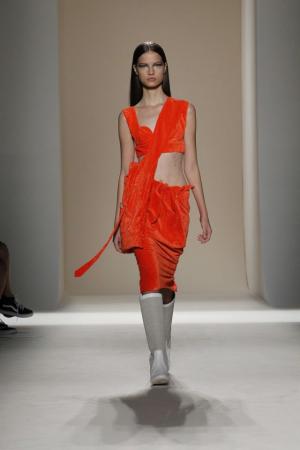 GALERIE FOTO: Victoria Beckham, de nerecunoscut la finalul prezentării sale de la New York Fashion Week