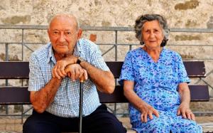 GATA! S-a descoperit SECRETUL longevităţii într-un sat din Italia. Localnicii trăiesc peste 100 de ani, fumează şi se simt ca la 20-30 de ani (FOTO)